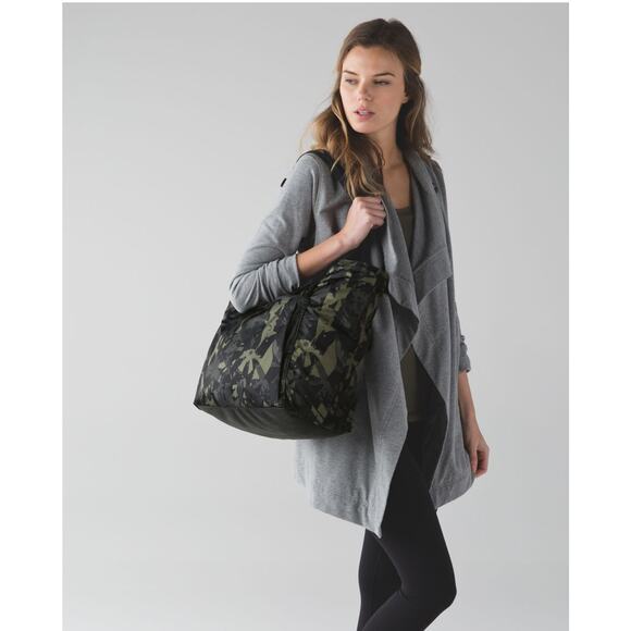 Lululemon Camo Athletic Tote Shoulder Bag Camo
READ DESC. - Picture 1 of 9